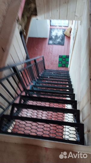 Лестница из металла в дом