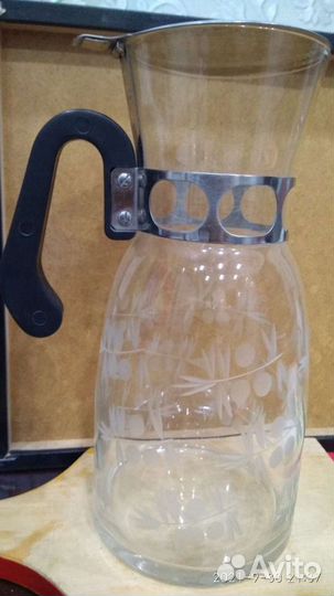 Стеклянный кувшин