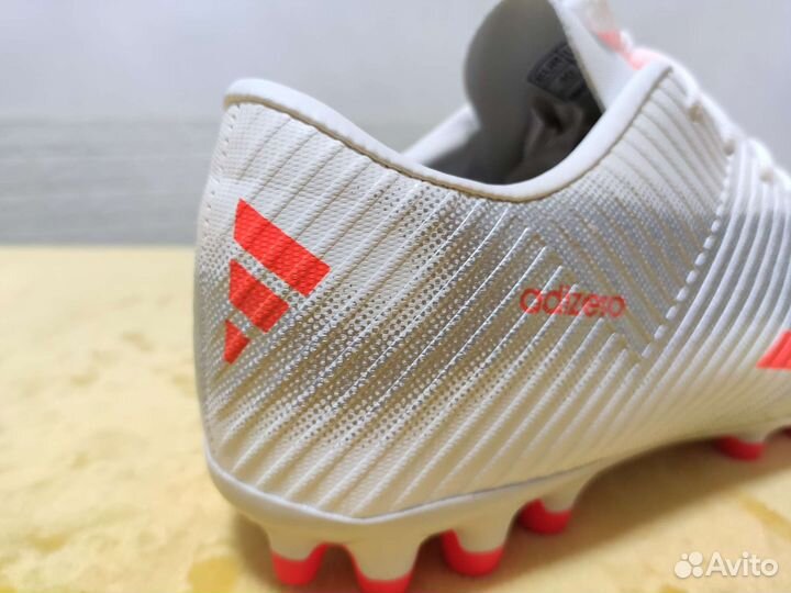 Футбольные бутсы adidas
