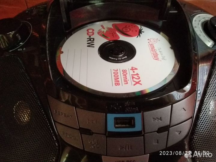 Стильная портативная CD-магнитола с USB