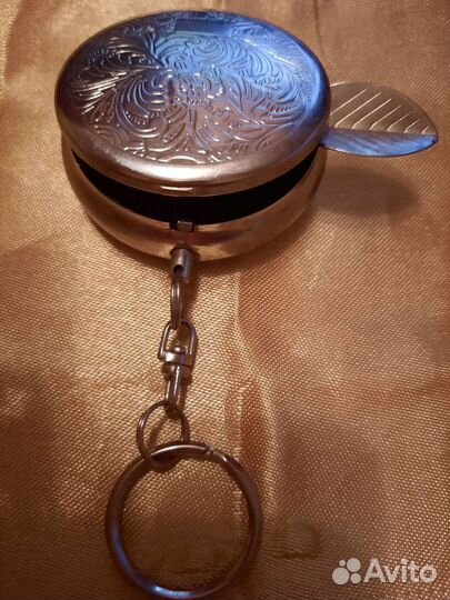 Зажигалки, пепельницы разные,значок,пуговица