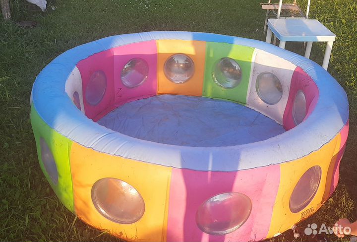 Надувной бассейн с иллюминаторами