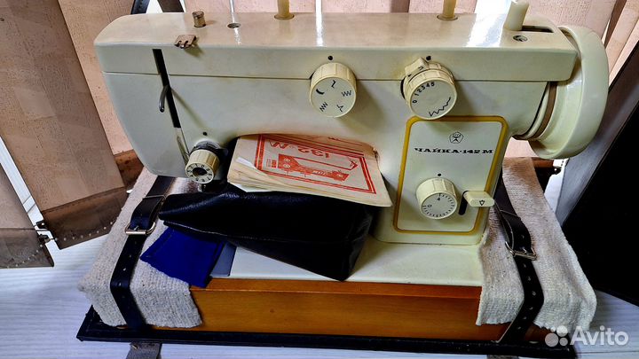 Швейная машинка чайка 142м