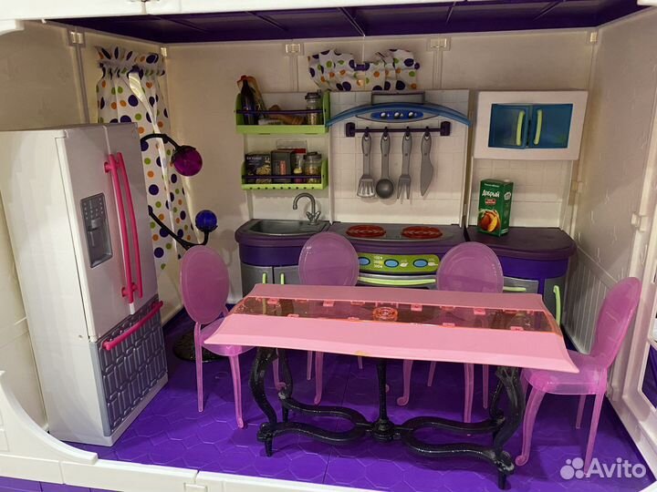 Домик для кукол и мебель для кукол