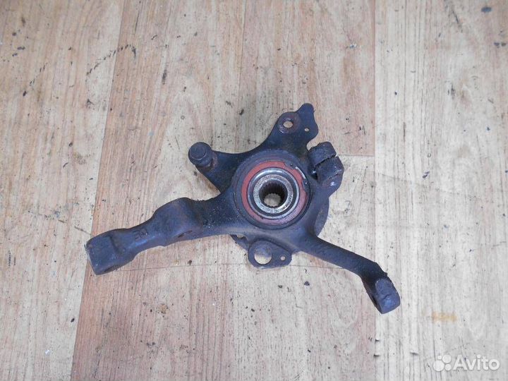 Кулак поворотный передний левый Volkswagen Passat