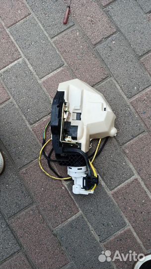 Задний правый замок на Mercedes w220