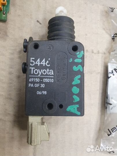 Электро замок багажника Авенсис 220