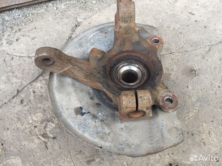 Кулак передний левый Mitsubishi Outlandr 3