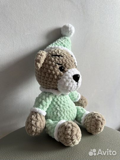 Вязаная игрушка ручной работы Мишка в колпачке