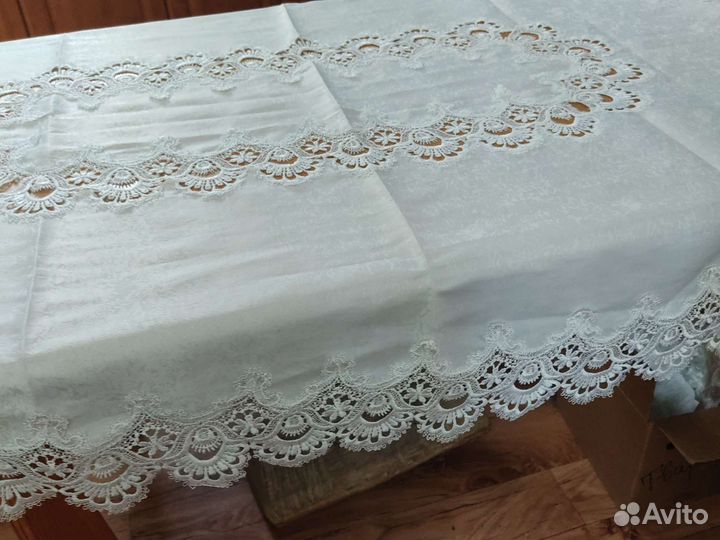 Скатерти плотный шёлк с вышивкой и с кружевами