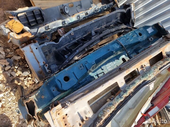 Кузов кусок Mitsubishi Pajero 3 2006г 3.2 зеленый