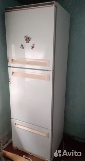 Холодильник трехкамерный Stinol