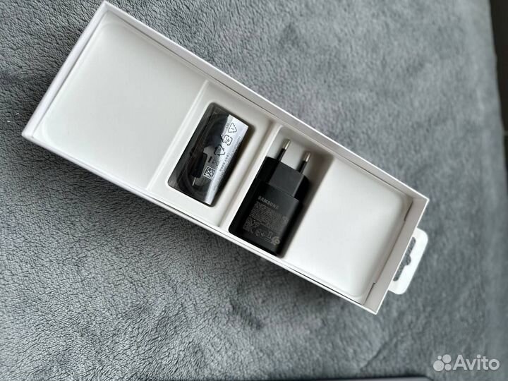 Беспроводная зарядка Samsung на 3 устройства