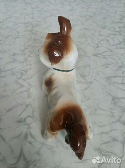Фарфоровая статуэтка собаки 