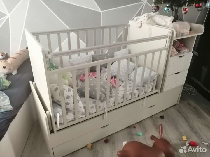Детская кроватка с маятником