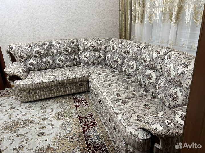 Угловой диван и кресло