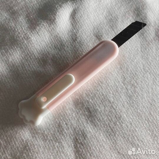 Канцелярский нож в виде кошачей лапки