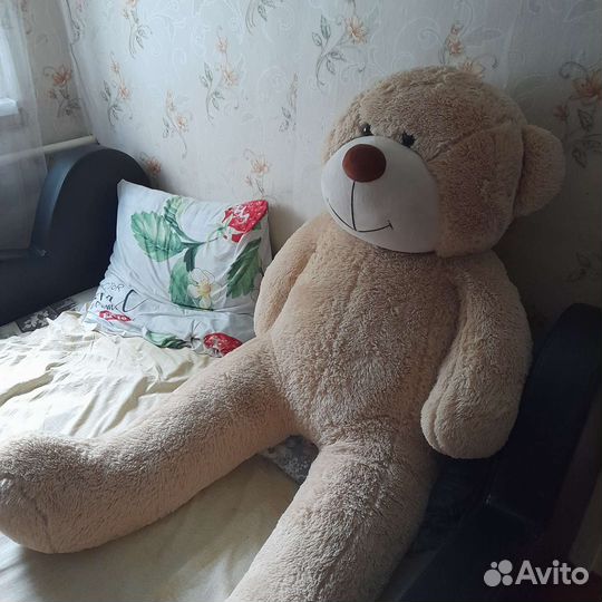 Большой плюшевый медведь