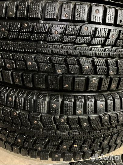 Dunlop SP Winter Ice 01 215/70 R16