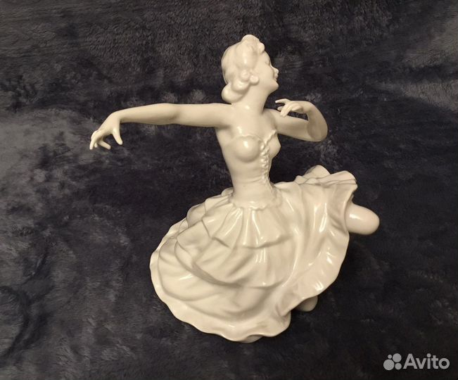 Статуэтки фарфоровые 