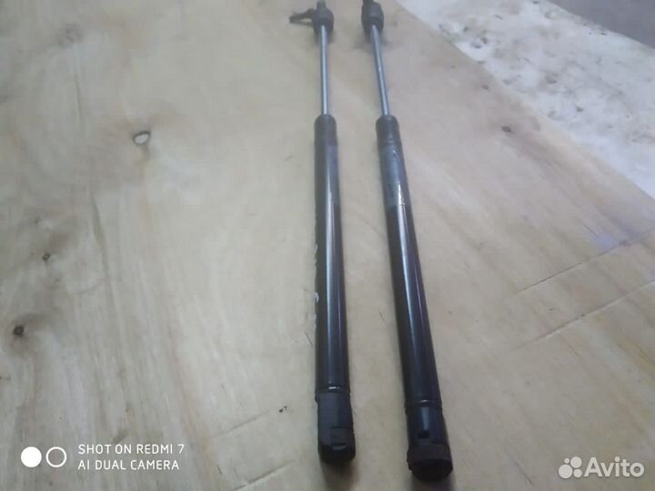 Упор крышки багажника Jeep Grand Cherokee wj