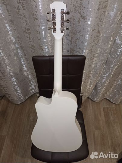 Гитара новая с чехлом и аксессуарами