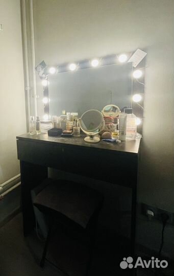 Туалетный столик с зеркалом и подсветкой