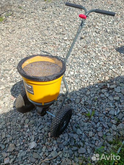 Разбрасыватель удобрений, песка реагентов.Сеялка