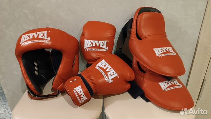 Шлем, перчатки и футы для кикбоксинга(бокса)