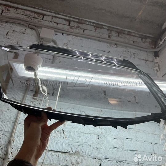 Уцененное стекло для фары Volkswagen Jetta 6 (2010