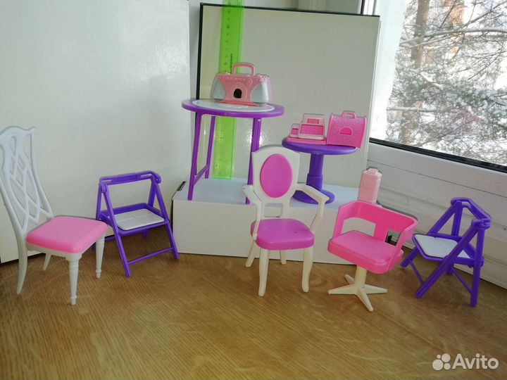 Мебель для кукол Барби: столики, стулья