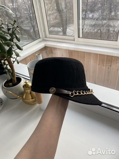 Шляпка с козырьком