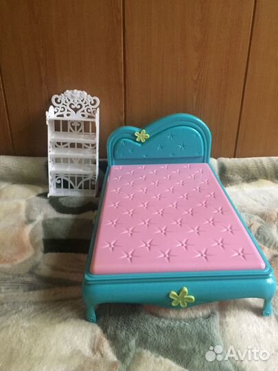 Подвижная кукла с кроваткой, полочкой и одеждой