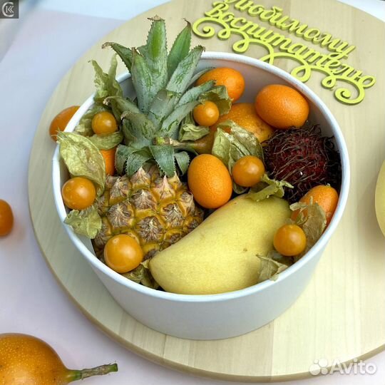 Корзина с экзотическими фруктами