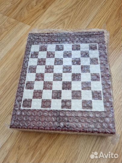 Подарочный винный набор с шахматам в кейсе