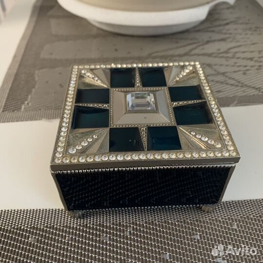 Шкатулка металлическая