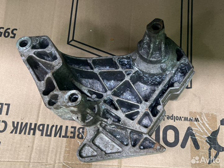 Кронштейн опоры двигателя