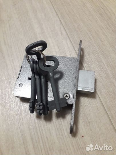 Замок дверной накладной