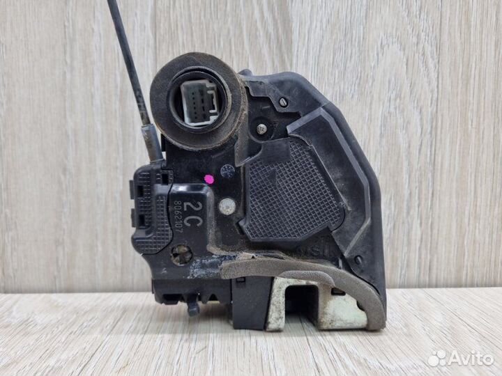 Замок двери задний правый Toyota Corolla E150