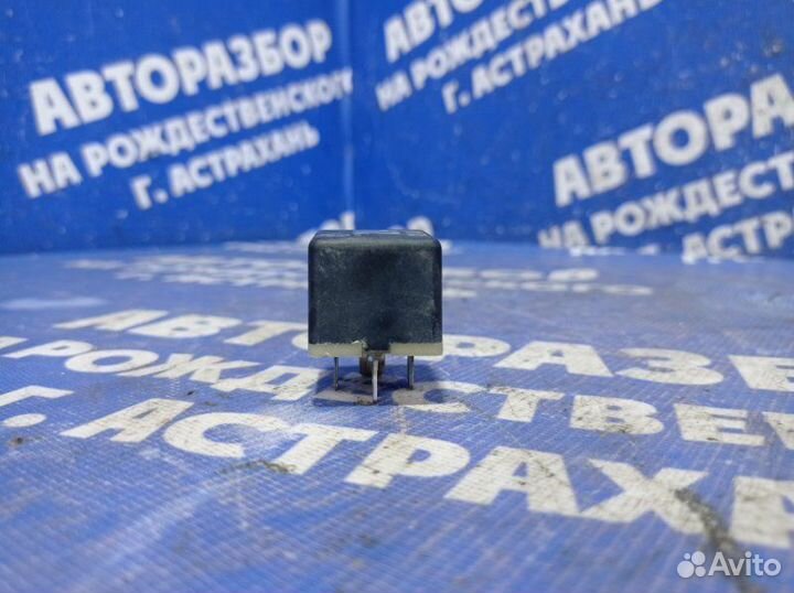 Реле Audi 80 седан 1990