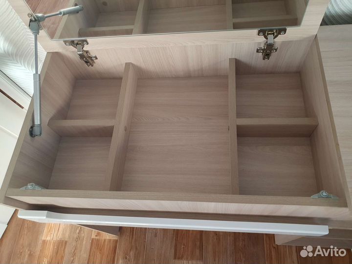 Туалетный столик с зеркалом