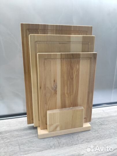 Набор разделочных досок из дерева на подставке