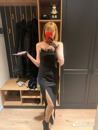 Платье с перьями 44