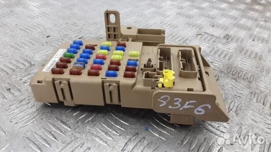 Блок предохранителей subaru tribeca B9 (83F06M101)