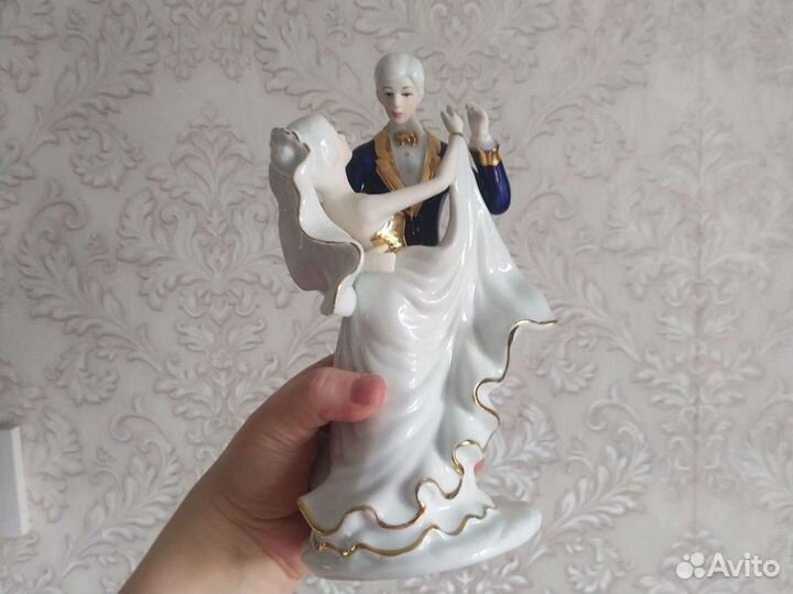Статуэтка фарфоровая