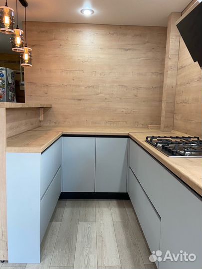 Кухня на заказ под потолок