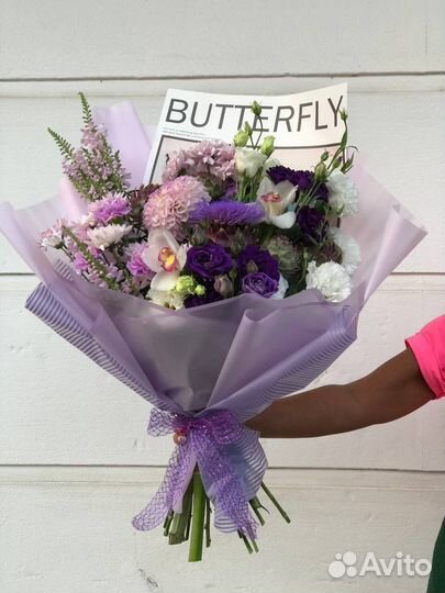 Букет с георгинами и полевыми цветами