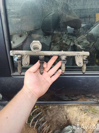 Топливная рампа с форсунками Renault Logan 1