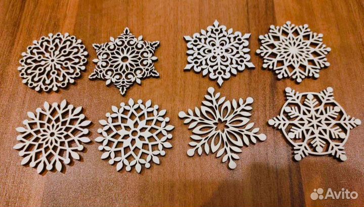 Новогодний шар, игрушки. Снежинка из дерева