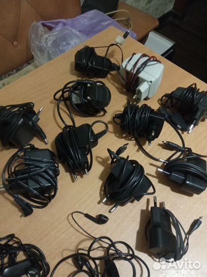 Зарядные устройства для телефонов и наушники бу